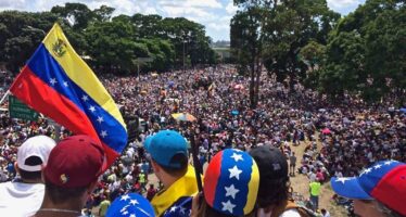 La oposición venezolana intenta tomar el poder con un importante apoyo externo