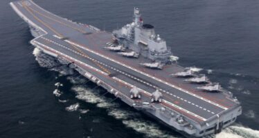 China incorpora a su marina su segundo portaviónes
